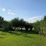 Galeria In The Garden Къща за гости