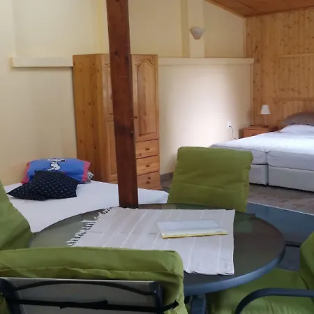 Galeria In The Garden Къща за гости