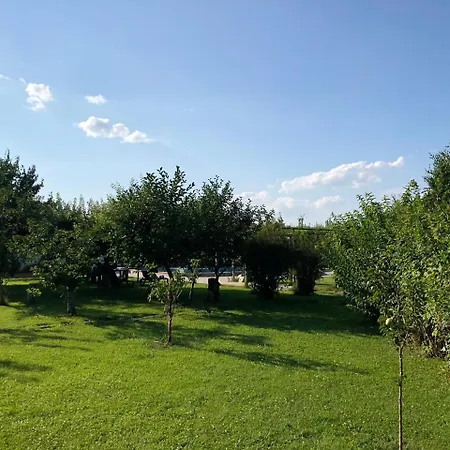 Galeria In The Garden Къща за гости